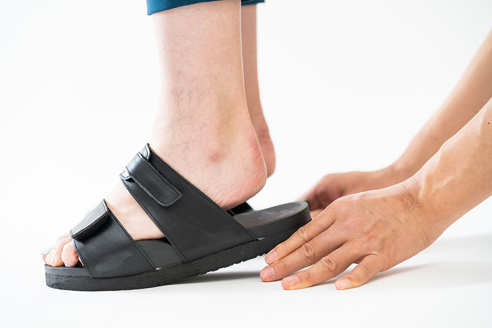 履くだけで足のゆがみをリセットする新しいサンダル